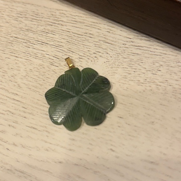 JADE FOUR LEAF CLOVER PENDANT - Picture 2 of 5